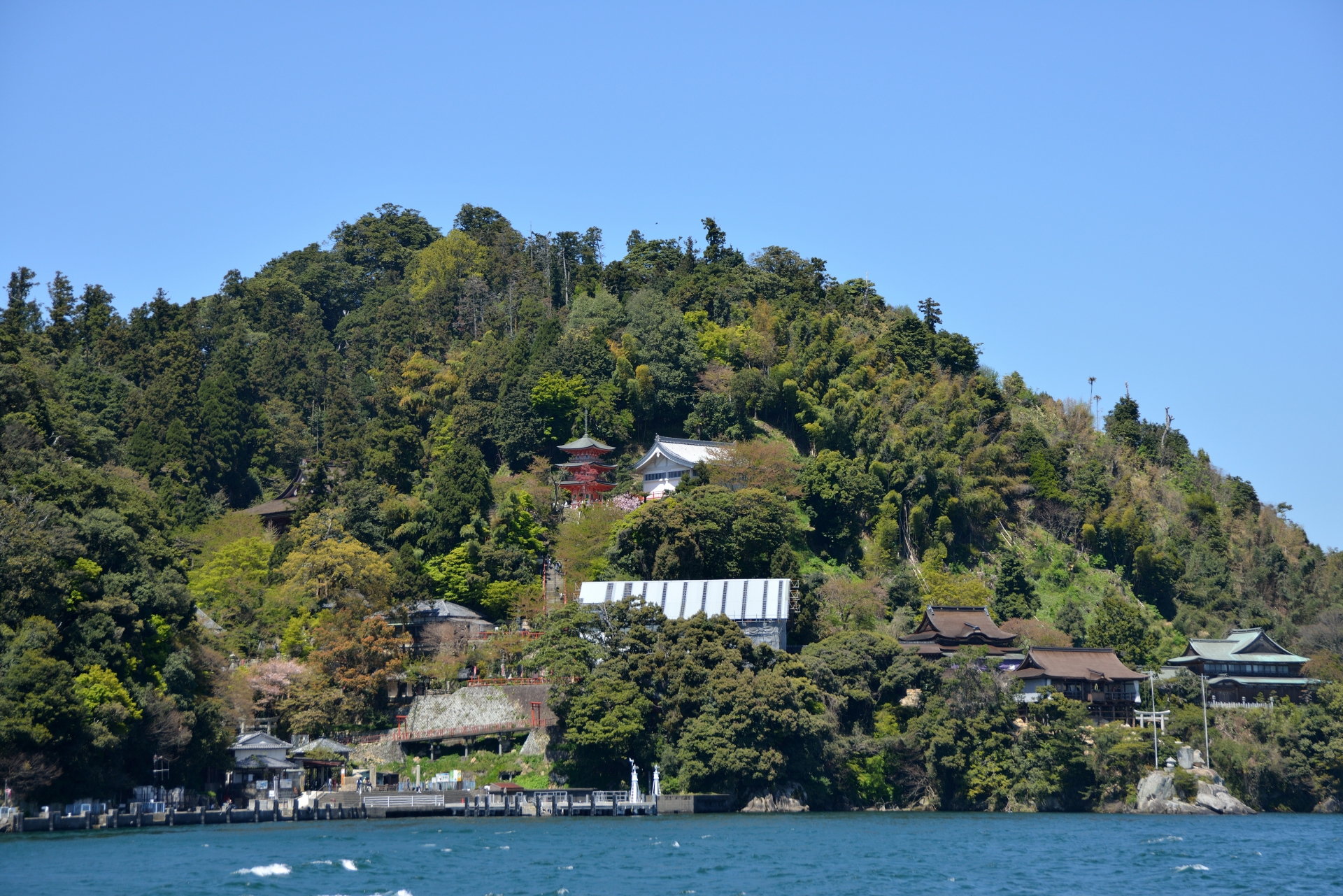 竹生島と観光船